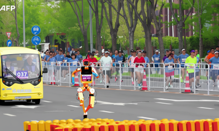 Robot e umani in gara alla mezza maratona di Pechino