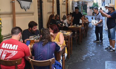 Caro-vacanze, mangiare e dormire fuori costa il 3,4% in più del 2025