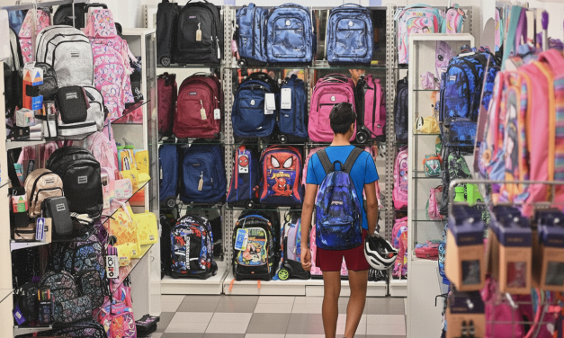 Ritorno a scuola, fino a 1300 euro a studente tra corredo e libri